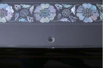 中古　民芸家具　オーバル型　ガラス天板付き　豪華絢爛な螺鈿細工の座卓(ローテーブル)(定価約67万円)
