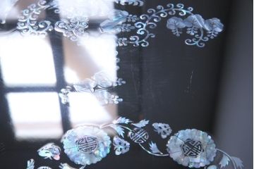 中古　民芸家具　オーバル型　ガラス天板付き　豪華絢爛な螺鈿細工の座卓(ローテーブル)(定価約67万円)