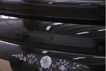 中古　民芸家具　オーバル型　ガラス天板付き　豪華絢爛な螺鈿細工の座卓(ローテーブル)(定価約67万円)