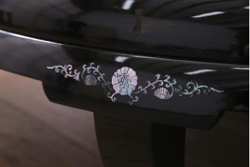 中古　民芸家具　オーバル型　ガラス天板付き　豪華絢爛な螺鈿細工の座卓(ローテーブル)(定価約67万円)