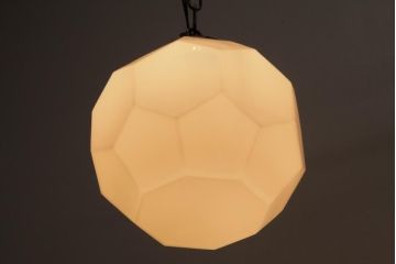 昭和レトロ　ラグジュアリーな空間にも似合う正多面体シェードが珍しいペンダントライト(天井照明)