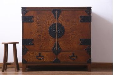 ヴィンテージ家具　ビンテージ　岩谷堂箪笥　脚と棚板を取り付けリメイクした堂々とした趣の収納棚(チェスト)