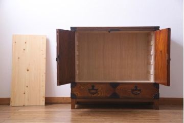 ヴィンテージ家具　ビンテージ　岩谷堂箪笥　脚と棚板を取り付けリメイクした堂々とした趣の収納棚(チェスト)