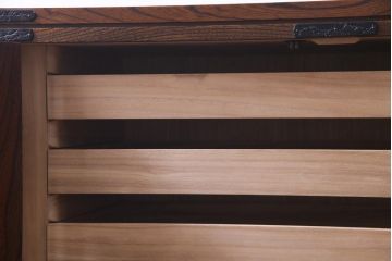 ヴィンテージ家具　ビンテージ　岩谷堂箪笥　脚と棚板を取り付けリメイクした堂々とした趣の収納棚(チェスト)