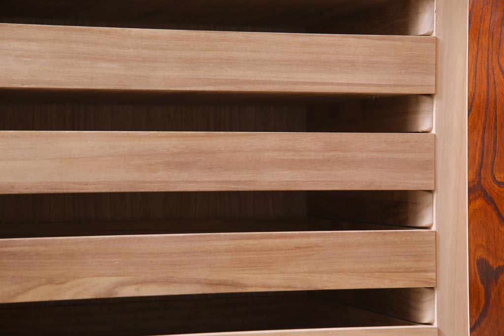 ヴィンテージ家具　ビンテージ　岩谷堂箪笥　脚と棚板を取り付けリメイクした堂々とした趣の収納棚(チェスト)