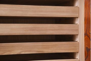 ヴィンテージ家具　ビンテージ　岩谷堂箪笥　脚と棚板を取り付けリメイクした堂々とした趣の収納棚(チェスト)