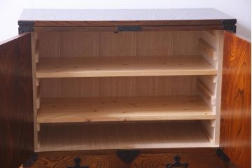 ヴィンテージ家具　ビンテージ　岩谷堂箪笥　脚と棚板を取り付けリメイクした堂々とした趣の収納棚(チェスト)