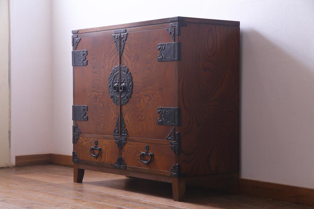 ヴィンテージ家具　ビンテージ　岩谷堂箪笥　脚と棚板を取り付けリメイクした堂々とした趣の収納棚(チェスト)