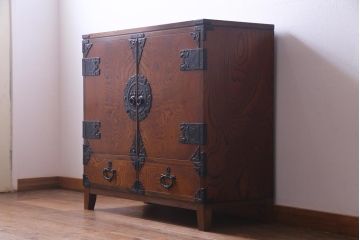 ヴィンテージ家具　ビンテージ　岩谷堂箪笥　脚と棚板を取り付けリメイクした堂々とした趣の収納棚(チェスト)