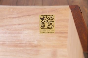 ヴィンテージ家具　ビンテージ　岩谷堂箪笥　脚と棚板を取り付けリメイクした堂々とした趣の収納棚(チェスト)