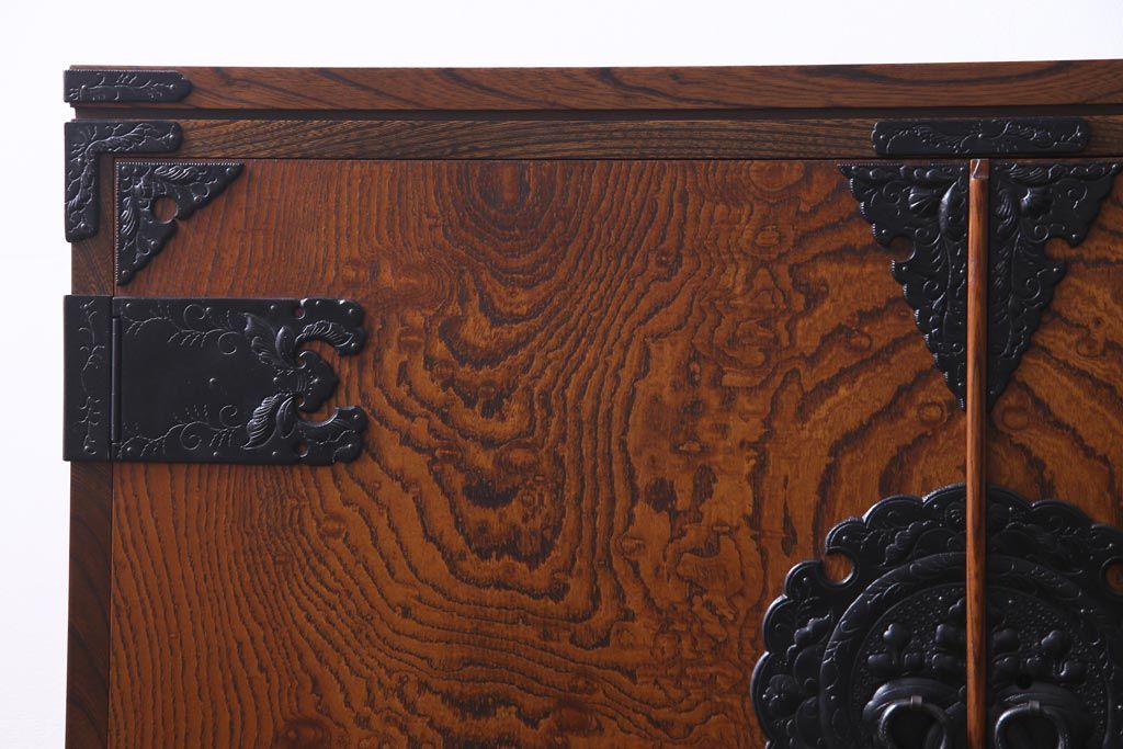 ヴィンテージ家具　ビンテージ　岩谷堂箪笥　脚と棚板を取り付けリメイクした堂々とした趣の収納棚(チェスト)