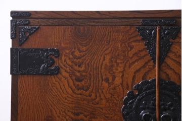 ヴィンテージ家具　ビンテージ　岩谷堂箪笥　脚と棚板を取り付けリメイクした堂々とした趣の収納棚(チェスト)