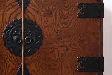 ヴィンテージ家具　ビンテージ　岩谷堂箪笥　脚と棚板を取り付けリメイクした堂々とした趣の収納棚(チェスト)