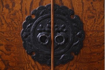 ヴィンテージ家具　ビンテージ　岩谷堂箪笥　脚と棚板を取り付けリメイクした堂々とした趣の収納棚(チェスト)