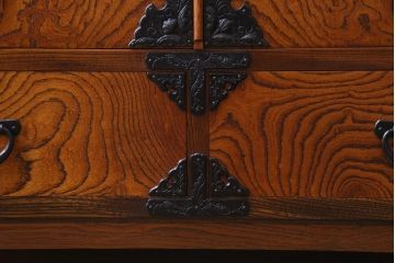 ヴィンテージ家具　ビンテージ　岩谷堂箪笥　脚と棚板を取り付けリメイクした堂々とした趣の収納棚(チェスト)