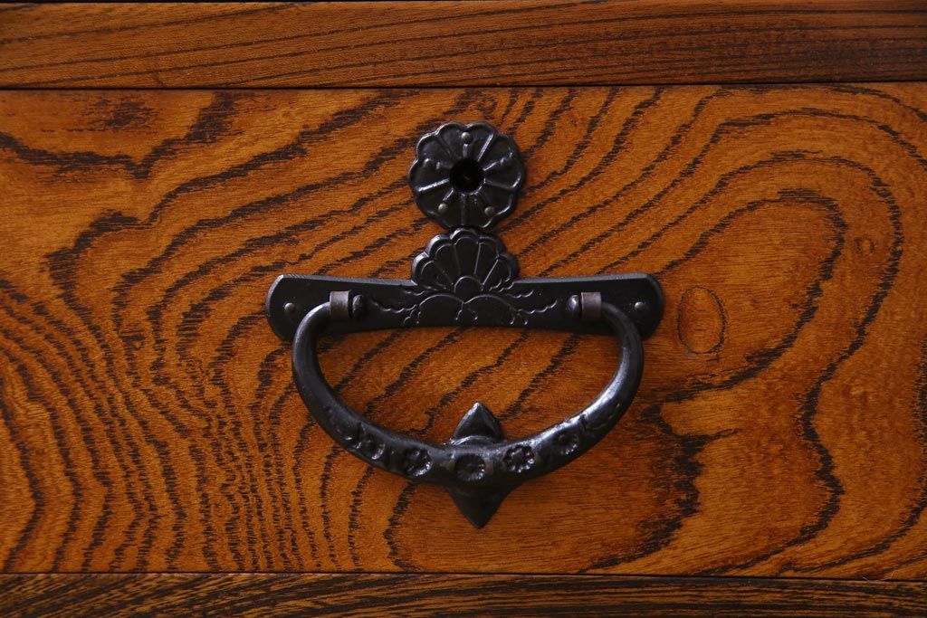 ヴィンテージ家具　ビンテージ　岩谷堂箪笥　脚と棚板を取り付けリメイクした堂々とした趣の収納棚(チェスト)