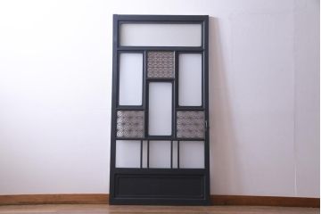 ペイント建具　組子入り　幾何学的なデザインが目を引くガラス扉(開き戸、ドア、建具)