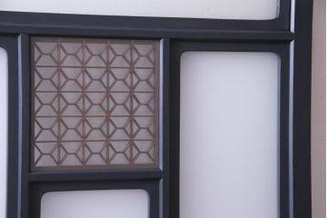 ペイント建具　組子入り　幾何学的なデザインが目を引くガラス扉(開き戸、ドア、建具)