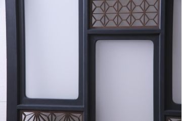 ペイント建具　組子入り　幾何学的なデザインが目を引くガラス扉(開き戸、ドア、建具)