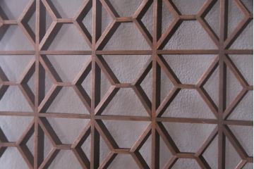 ペイント建具　組子入り　幾何学的なデザインが目を引くガラス扉(開き戸、ドア、建具)