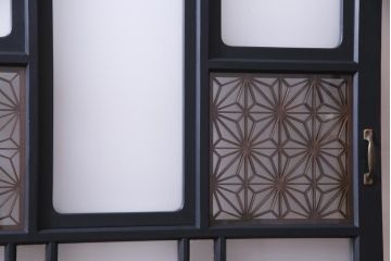 ペイント建具　組子入り　幾何学的なデザインが目を引くガラス扉(開き戸、ドア、建具)