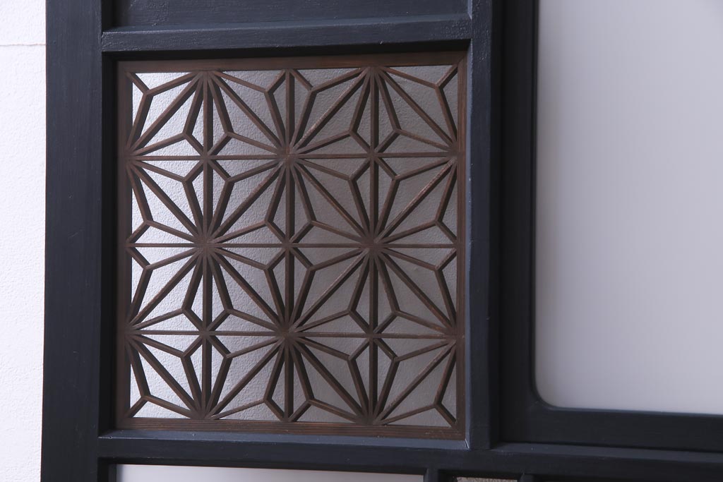 ペイント建具　組子入り　幾何学的なデザインが目を引くガラス扉(開き戸、ドア、建具)