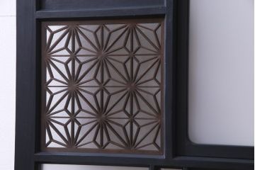 ペイント建具　組子入り　幾何学的なデザインが目を引くガラス扉(開き戸、ドア、建具)