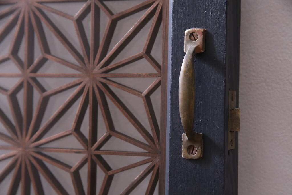 ペイント建具　組子入り　幾何学的なデザインが目を引くガラス扉(開き戸、ドア、建具)