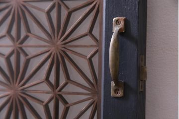 ペイント建具　組子入り　幾何学的なデザインが目を引くガラス扉(開き戸、ドア、建具)