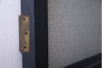 ペイント建具　組子入り　幾何学的なデザインが目を引くガラス扉(開き戸、ドア、建具)