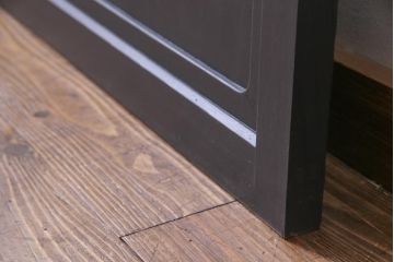 ペイント建具　組子入り　幾何学的なデザインが目を引くガラス扉(開き戸、ドア、建具)