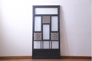 ペイント建具　組子入り　幾何学的なデザインが目を引くガラス扉(開き戸、ドア、建具)