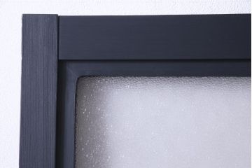 ペイント建具　組子入り　幾何学的なデザインが目を引くガラス扉(開き戸、ドア、建具)