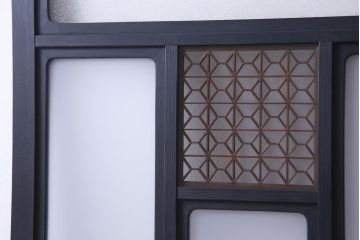 ペイント建具　組子入り　幾何学的なデザインが目を引くガラス扉(開き戸、ドア、建具)