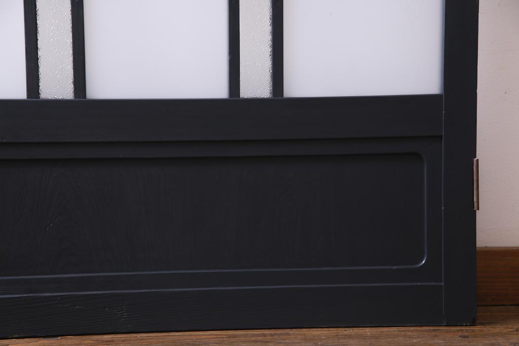 ペイント建具　組子入り　幾何学的なデザインが目を引くガラス扉(開き戸、ドア、建具)