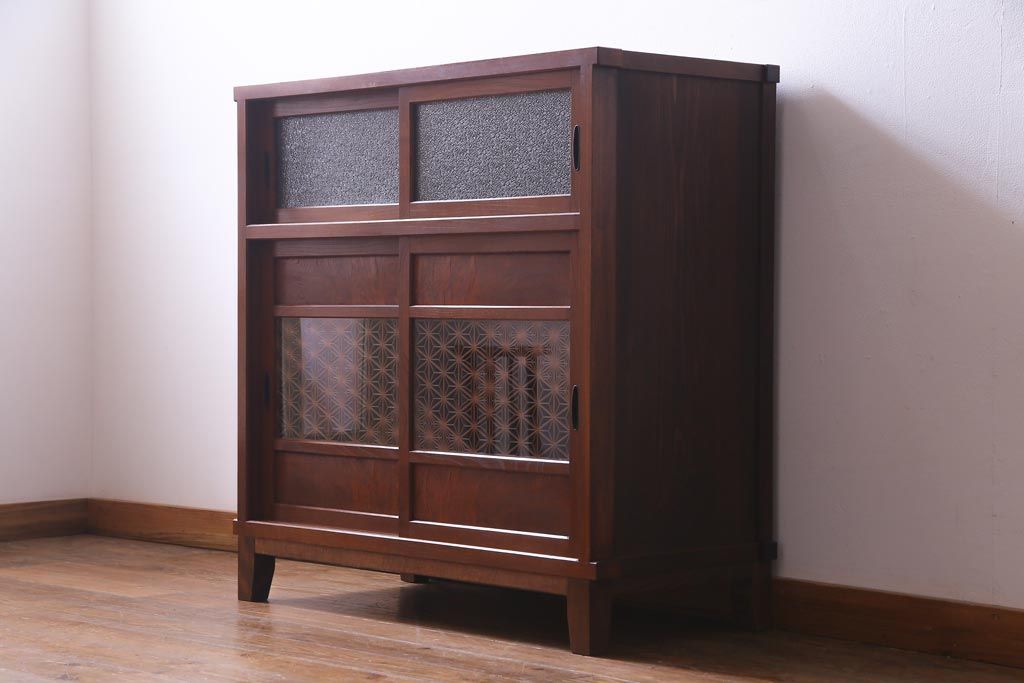 アンティーク家具　和製アンティーク　前板ケヤキ材　組子細工と漆塗りの建具が和の風情醸し出す脚付き収納棚(戸棚)