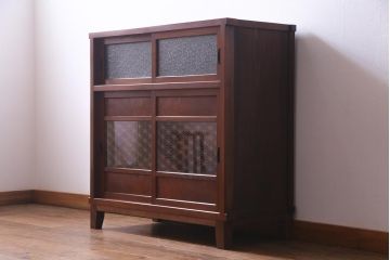 アンティーク家具　和製アンティーク　前板ケヤキ材　組子細工と漆塗りの建具が和の風情醸し出す脚付き収納棚(戸棚)