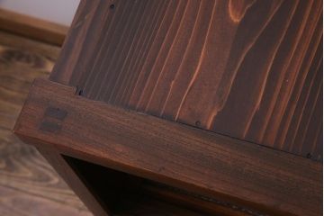 アンティーク家具　和製アンティーク　前板ケヤキ材　組子細工と漆塗りの建具が和の風情醸し出す脚付き収納棚(戸棚)