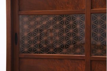 アンティーク家具　和製アンティーク　前板ケヤキ材　組子細工と漆塗りの建具が和の風情醸し出す脚付き収納棚(戸棚)