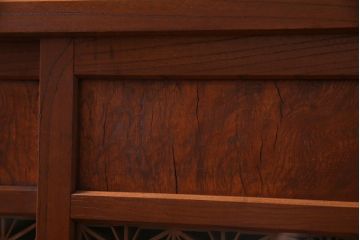 アンティーク家具　和製アンティーク　前板ケヤキ材　組子細工と漆塗りの建具が和の風情醸し出す脚付き収納棚(戸棚)