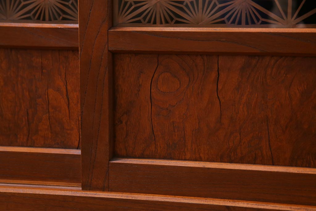 アンティーク家具　和製アンティーク　前板ケヤキ材　組子細工と漆塗りの建具が和の風情醸し出す脚付き収納棚(戸棚)