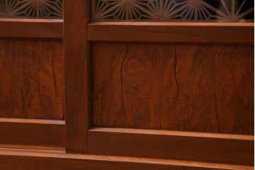 アンティーク家具　和製アンティーク　前板ケヤキ材　組子細工と漆塗りの建具が和の風情醸し出す脚付き収納棚(戸棚)