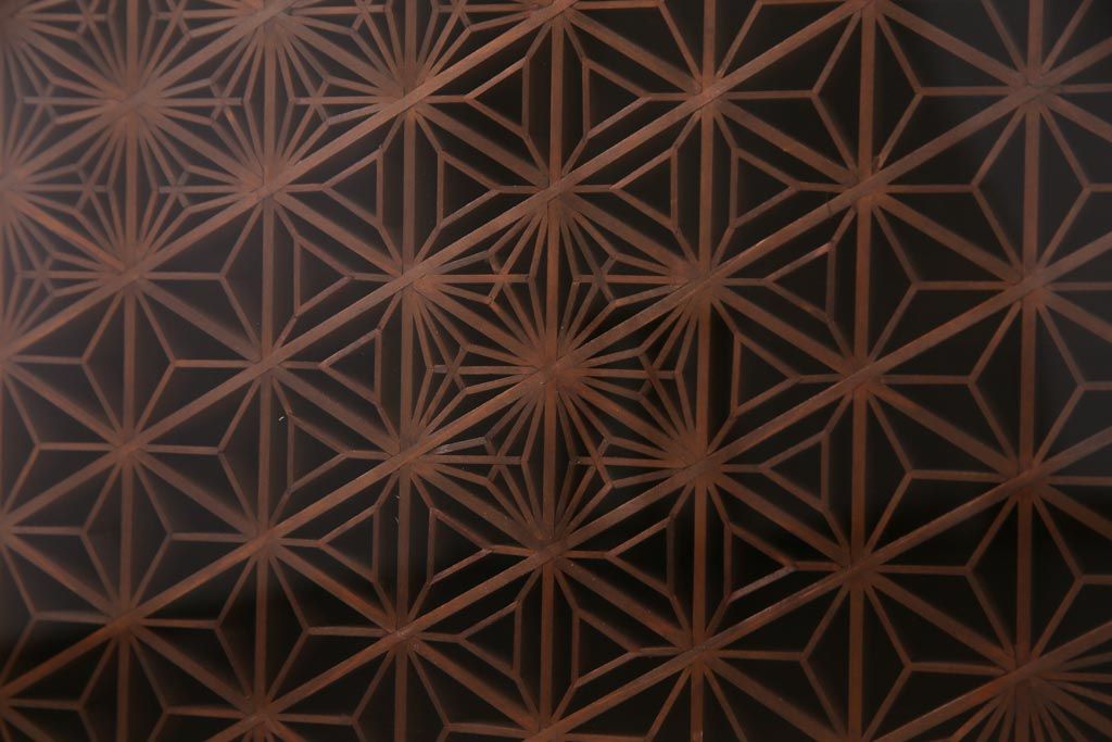 アンティーク家具　和製アンティーク　前板ケヤキ材　組子細工と漆塗りの建具が和の風情醸し出す脚付き収納棚(戸棚)