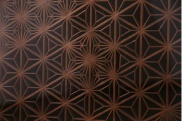 アンティーク家具　和製アンティーク　前板ケヤキ材　組子細工と漆塗りの建具が和の風情醸し出す脚付き収納棚(戸棚)