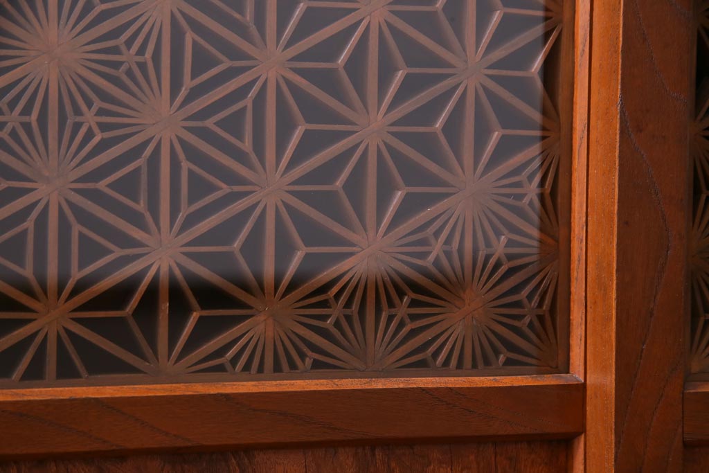 アンティーク家具　和製アンティーク　前板ケヤキ材　組子細工と漆塗りの建具が和の風情醸し出す脚付き収納棚(戸棚)