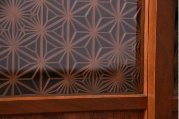 アンティーク家具　和製アンティーク　前板ケヤキ材　組子細工と漆塗りの建具が和の風情醸し出す脚付き収納棚(戸棚)