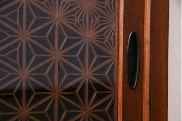 アンティーク家具　和製アンティーク　前板ケヤキ材　組子細工と漆塗りの建具が和の風情醸し出す脚付き収納棚(戸棚)