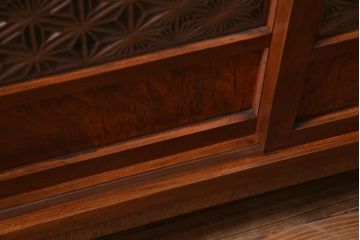 アンティーク家具　和製アンティーク　前板ケヤキ材　組子細工と漆塗りの建具が和の風情醸し出す脚付き収納棚(戸棚)
