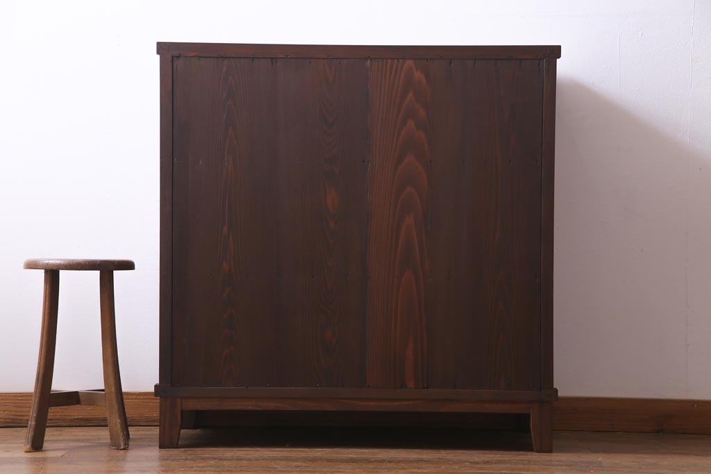 アンティーク家具　和製アンティーク　前板ケヤキ材　組子細工と漆塗りの建具が和の風情醸し出す脚付き収納棚(戸棚)