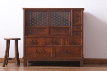 アンティーク家具　大正昭和初期　前面ケヤキ材　漆塗り　組子細工　ひょうたん型の取っ手が遊び心感じる収納棚(戸棚)